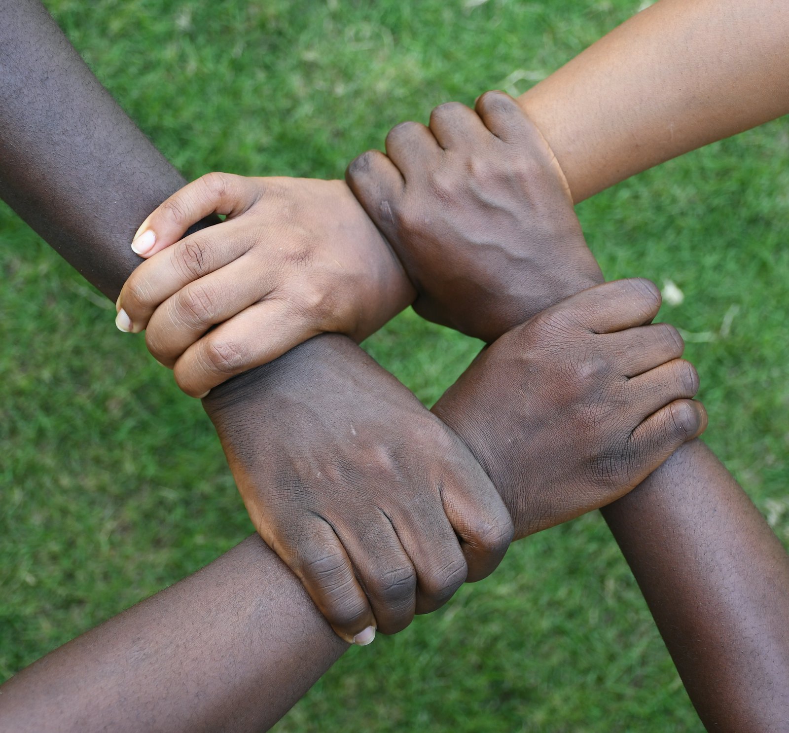 Mains jointes en signe de solidarité et de communauté